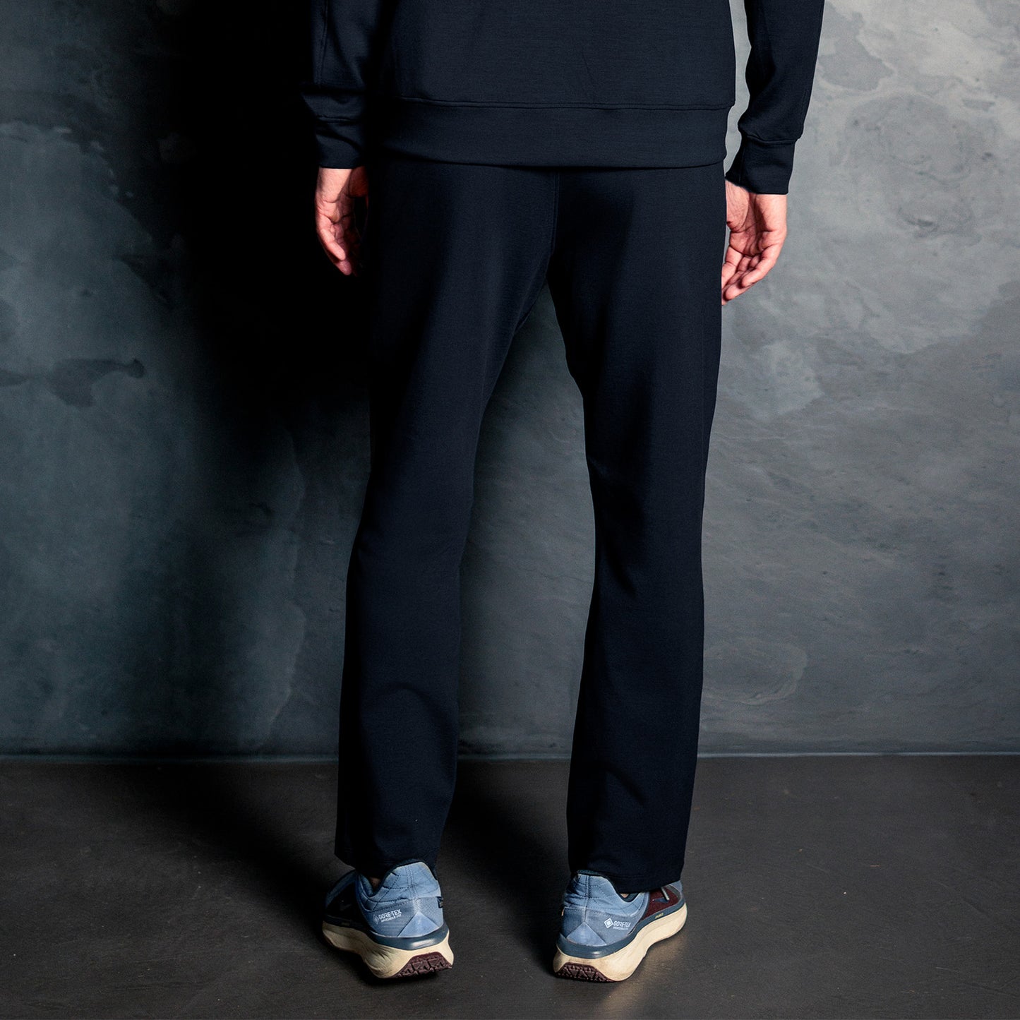 Mann iført mørk navy Travel Pants fra Pysjkompaniet i premium travel wear-design for komfort og reise.