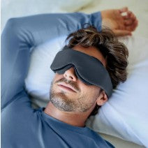 Mann som sover med svart blackout temperaturbalanserende sovemaske