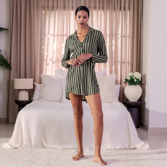 Kvinne i kjølende sleepshirt som hjelper mot nattesvette og varme netter