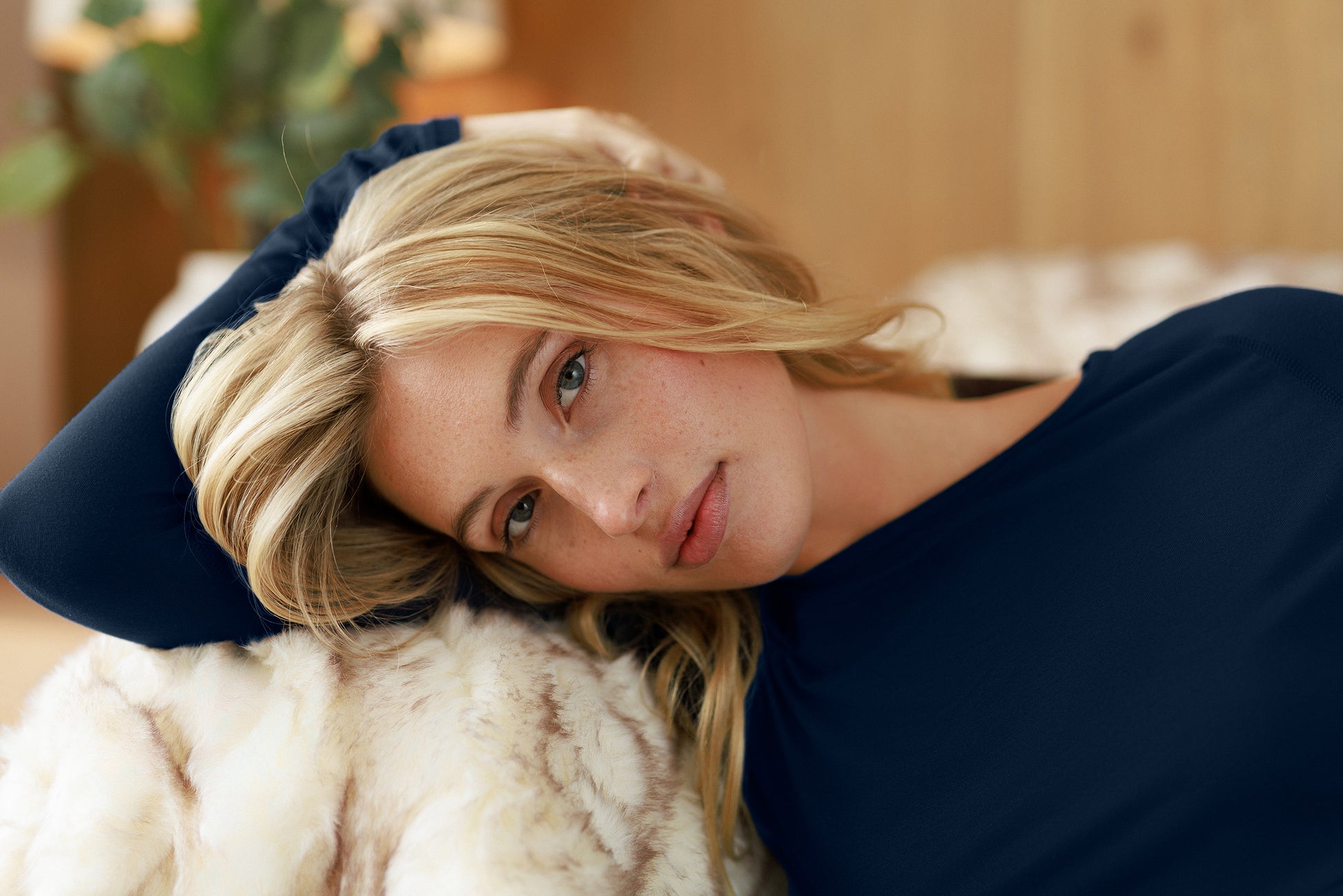 Kvinne i temperaturregulerende Balance nattøy som slapper av – pustende materiale som gir bedre søvn og reduserer nattesvette