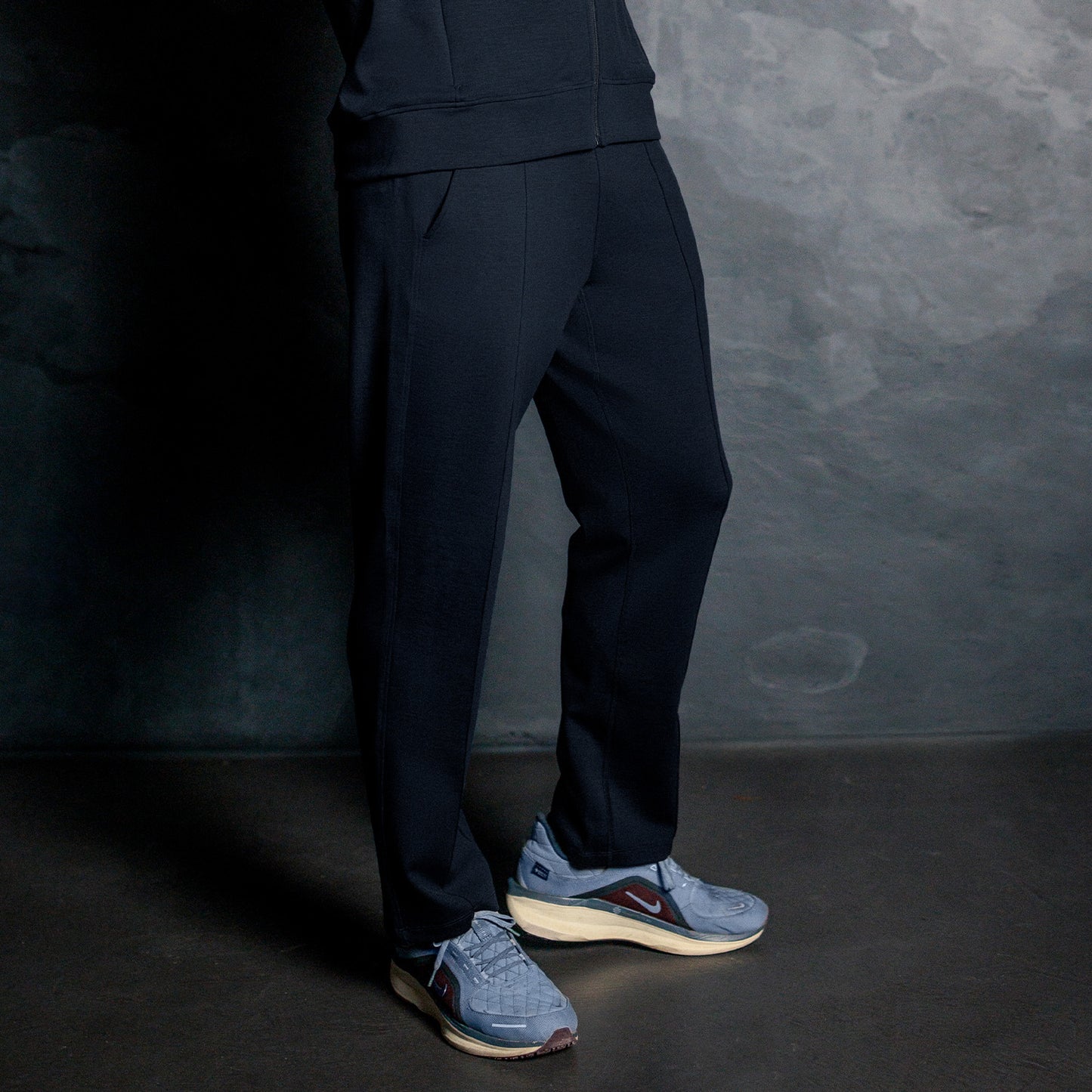 Mann iført mørk navy Travel Pants fra Pysjkompaniet i premium travel wear-design for komfort og reise.